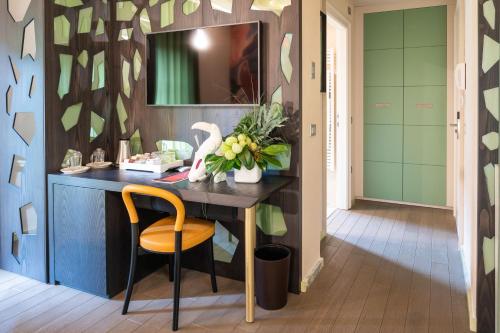 ブレシアにあるAtena Dolce Vitaのバスルーム(化粧台、椅子、鏡付)
