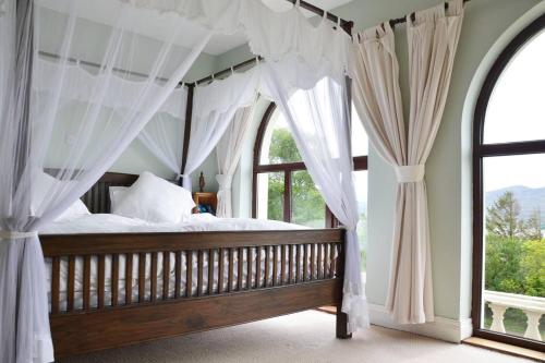 Tempat tidur dalam kamar di Beautiful House on Wild Atlantic Way - 6 bedrooms