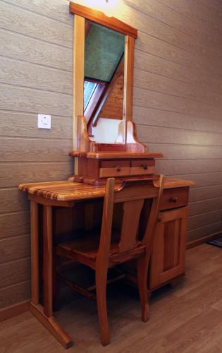 a wooden dressing table with a mirror on it at KRALjEVI KONACI ZLATIBOR in Zlatibor