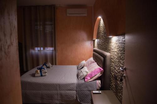 a small room with a bed with pink towels at Acqua Azzurra in Alghero