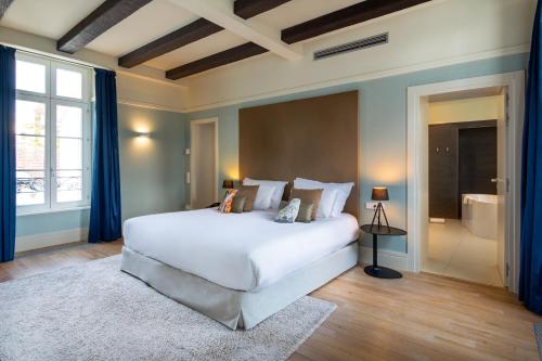 Ein Bett oder Betten in einem Zimmer der Unterkunft Hôtel de Cavoye