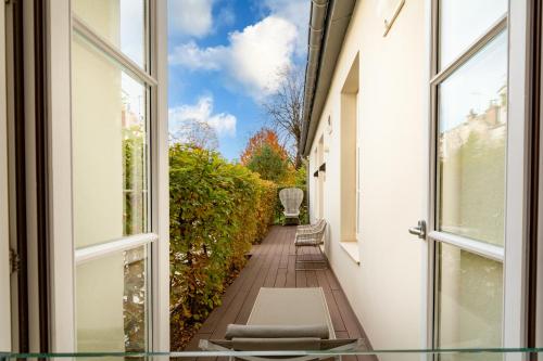 Ein Garten an der Unterkunft Hôtel de Cavoye