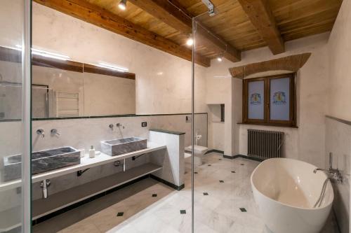 ビッビエーナにあるIBibiena - SUITE I BIBIENAのバスルーム(バスタブ、洗面台2台、シャワー付)