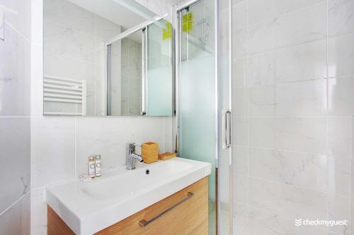 Ένα μπάνιο στο CMG Cosy apartment Ourcq - Jean Jaurès 6P-2BR