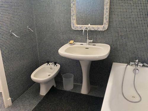 La salle de bains est pourvue d'un lavabo et de toilettes. dans l'établissement Maison Villard-de-Lans, 6 pièces, 10 personnes - FR-1-515-4, à Villard-de-Lans