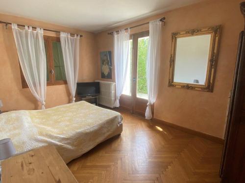 ein Schlafzimmer mit einem Bett und einem großen Fenster in der Unterkunft Belle maison au centre de Villard de Lans avec grande terrasse et jardin - FR-1-515-4 in Villard-de-Lans