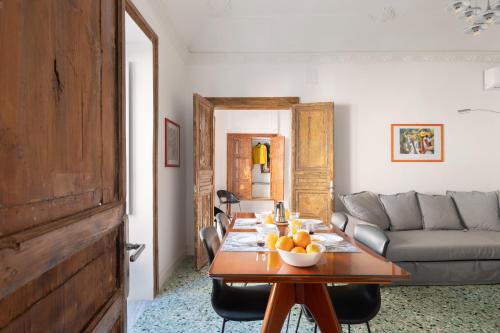 a living room with a table with oranges on it at 124 Maqueda Apartments in Palermo
