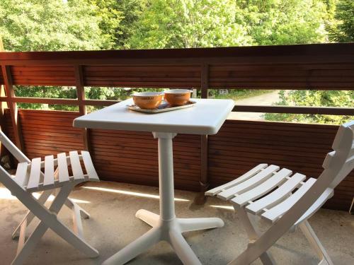 - une table blanche et 2 chaises sur une terrasse couverte dans l'établissement Studio cabine au pied des pistes à Corrençon-en-Vercors, balcon, ascenseur - FR-1-515-67, à Corrençon-en-Vercors