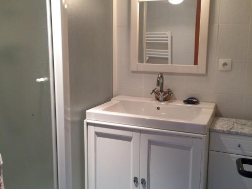 a bathroom with a white sink and a mirror at Charmant 2 Pièces en Cœur de Village, Proche Piscine et Patinoire - 5 Pers, 46m² - FR-1-515-89 in Villard-de-Lans