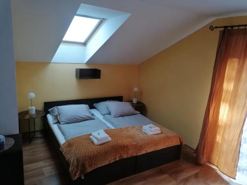 Un pat sau paturi într-o cameră la Penzión Turzov