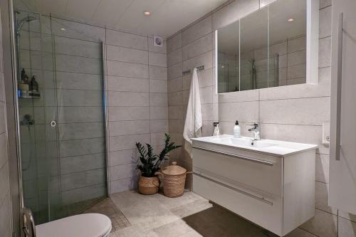 Koupelna v ubytování Modern easy-living apartment in nice neighborhood