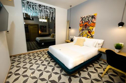 a bedroom with a bed and a desk and a mirror at Aut&eacute;ntico Vertical Playa del Carmen in Playa del Carmen