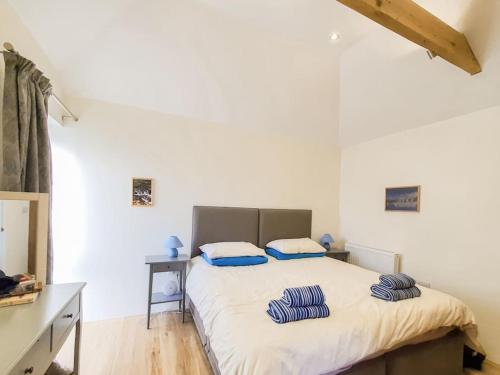 una camera da letto con un letto con due cuscini sopra di Skyber Barn, a rural retreat on Bodmin Moor a Liskeard