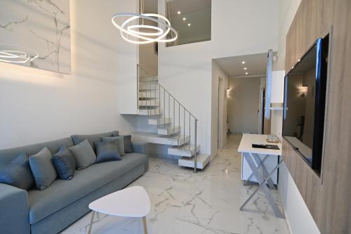 ein Wohnzimmer mit einem Sofa und einem TV in der Unterkunft Rihios Hotel in Stavros