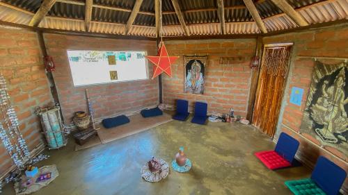 an overhead view of a room with a table and chairs at CÉU DE AGARTHA Retiros e Vivências in Alto Paraíso de Goiás