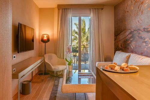 ein Hotelzimmer mit einem Tisch mit einem Teller Brot in der Unterkunft Miramare Suites in Sestri Levante