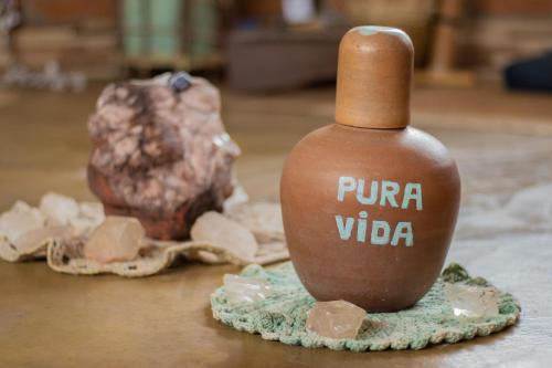a bottle sitting on a table next to a rock at CÉU DE AGARTHA Retiros e Vivências in Alto Paraíso de Goiás