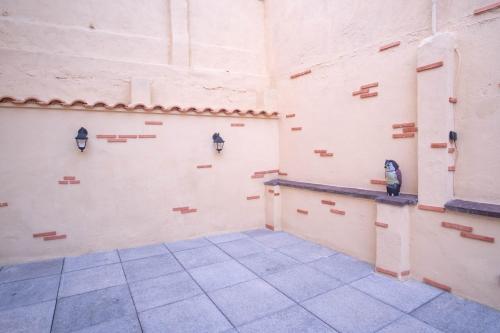 een kamer met witte muren en een tegelvloer bij Casa Antequeruela in Toledo