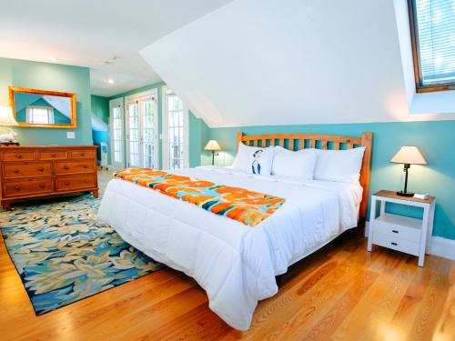 Postel nebo postele na pokoji v ubytování The Provincetown Hotel at Gabriel's