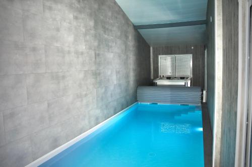una piscina in una stanza con di Suite avec piscine privée a Chelles