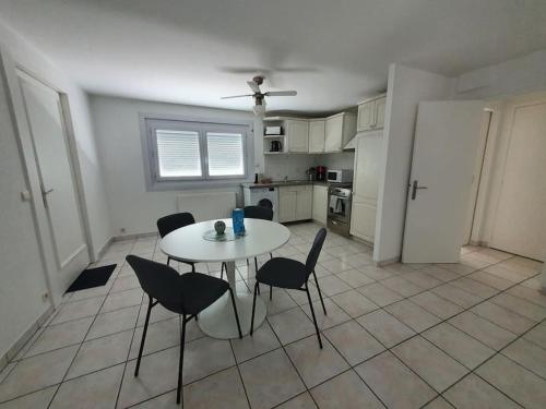 Кухня или мини-кухня в Charmant appartement au rez de jardin d'une maison
