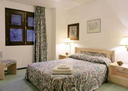 Habitación de hotel con cama y ventana en Rincon del Este, en Punta del Este