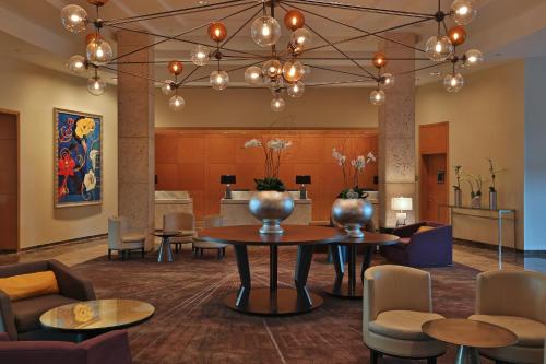 un vestíbulo con mesas y sillas y una lámpara de araña en InterContinental at Doral Miami, an IHG Hotel en Miami