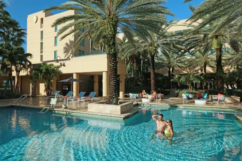 2 persone nella piscina di un resort di InterContinental at Doral Miami, an IHG Hotel a Miami