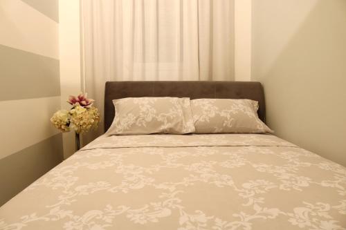 um quarto com uma cama com uma almofada e uma janela em Apartment Ruvarceva em Belgrado
