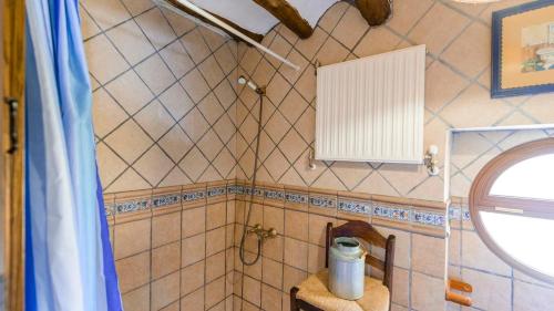 La salle de bains carrelée est pourvue d'une douche et d'un lavabo. dans l'établissement Cortijo El Encinar de Cobo Martos by Ruralidays, à Fuensanta de Martos