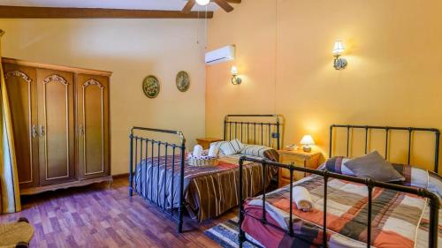 - une chambre avec deux lits et un plafond dans l'établissement Cortijo El Encinar de Cobo Martos by Ruralidays, à Fuensanta de Martos