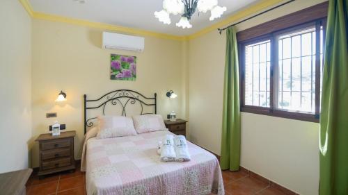 - une chambre avec un lit et une fenêtre dans l'établissement Las Palomas II Nerja by Ruralidays, à Nerja
