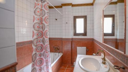 La salle de bains est pourvue d'un lavabo et d'un rideau de douche. dans l'établissement Las Palomas II Nerja by Ruralidays, à Nerja