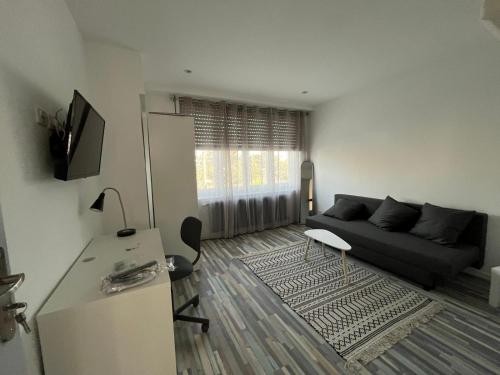 un salon avec un canapé et une table dans l'établissement Havre de paix, à Lille