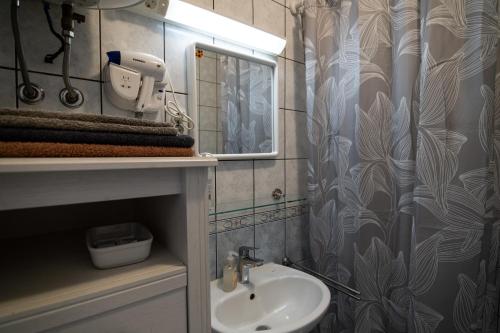 y baño con lavabo y espejo. en Apartment Biscan, en Sveta Nedjelja