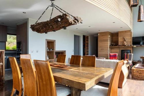 ビジャリカにあるLujosa Casa Altamira vista al lago e Isla Aillaquillenの木製のテーブルと椅子のあるダイニングルーム