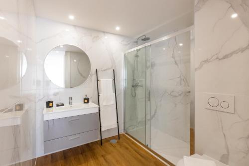 uma casa de banho com um chuveiro e um lavatório. em Pestana Apartments - Premium no Porto