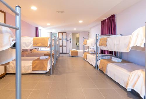 a room with bunk beds in a hospital at Albergue "El Río" in Cella