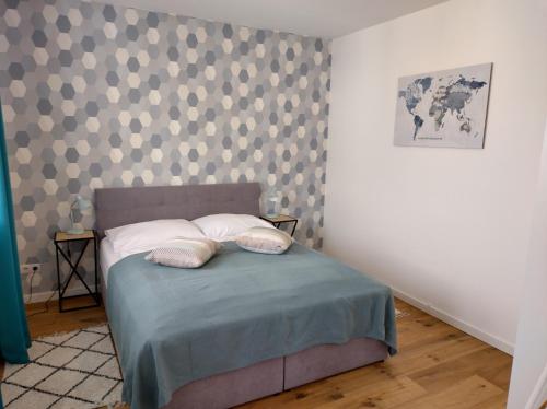 DOWA Apartments Thaliastrasse في فيينا: غرفة نوم عليها سرير ووسادتين