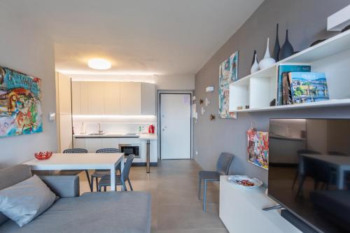 ein Wohnzimmer mit einem Sofa und einem Tisch in der Unterkunft Le Terrazze Baveno in Baveno