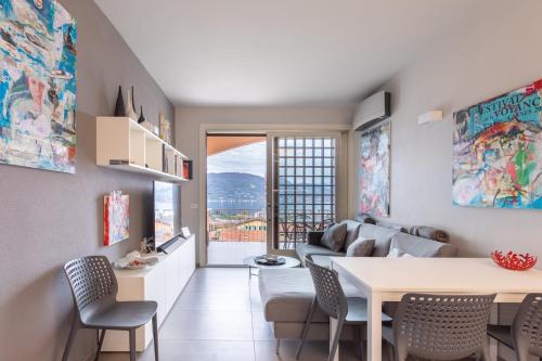 een woonkamer met een bank en een tafel bij Le Terrazze Baveno in Baveno