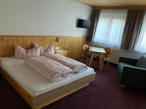 Una cama o camas en una habitación de Garni Apart Wallamotta Silvretta Card Premium Betrieb
