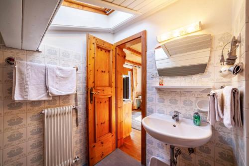 a bathroom with a sink and a mirror at Adang Ferienwohnung Mutspitz in Tirolo