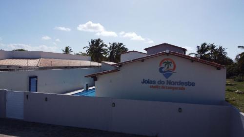 um edifício com uma placa que lê usa para lugar nenhum em Joias do Nordeste - Chalés para Temporada em Touros
