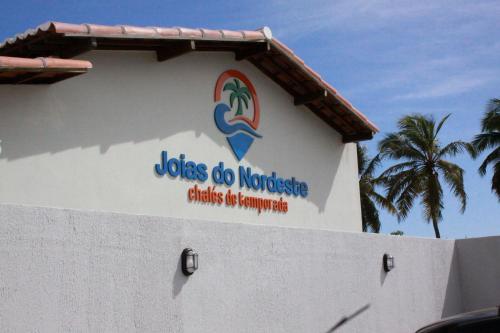un cartello sul lato di un edificio di Joias do Nordeste - Chalés para Temporada a Touros