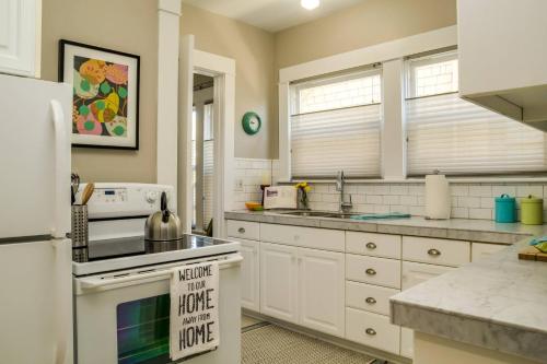 uma cozinha com um frigorífico e um fogão forno superior em Painted Hills em Portland