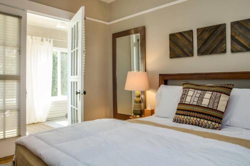 מיטה או מיטות בחדר ב-Painted Hills