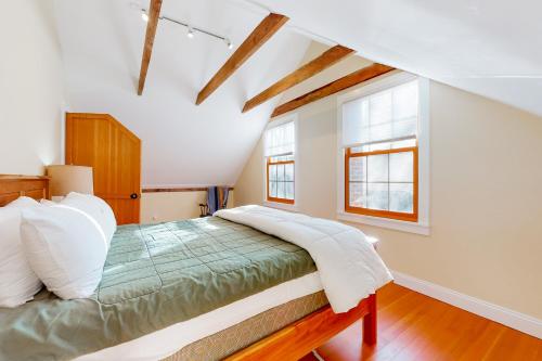 Riverside Cottage في وودستوك: غرفة نوم بسرير ونوافذ