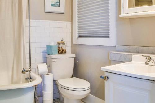 波特蘭的住宿－Angel's Rest，浴室配有白色卫生间和盥洗盆。