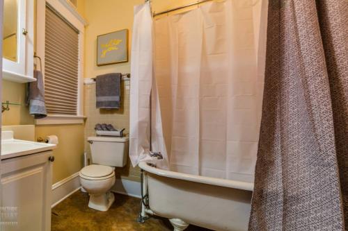 波特蘭的住宿－Silver Falls，带浴缸、卫生间和盥洗盆的浴室